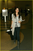 Selena Gomez pictures Los Angeles Airport 23 January 2009